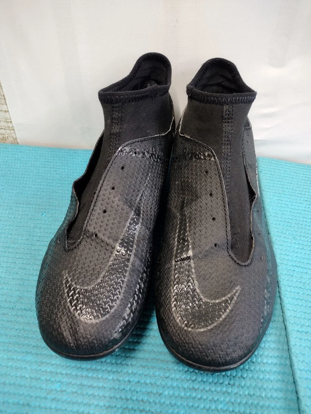 Nike Phantom Boy's Soccer Cleat w/ White Swoosh - 6